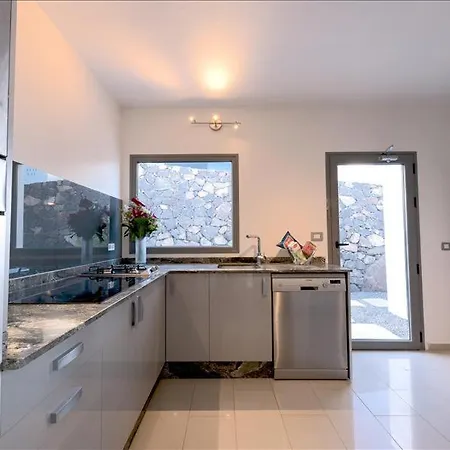 Villa Sleeps 12 With Pool Tabayesco