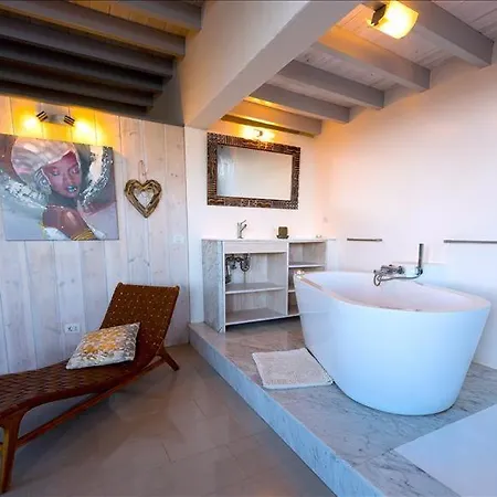 Villa Sleeps 12 With Pool Tabayesco