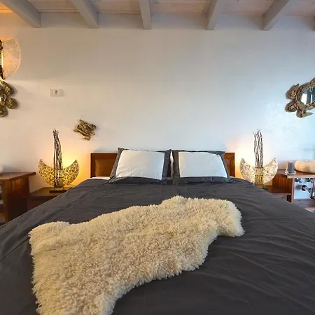 Villa Sleeps 12 With Pool Tabayesco