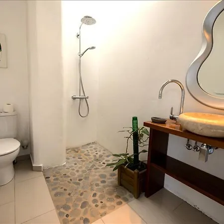 Villa Sleeps 12 With Pool Tabayesco